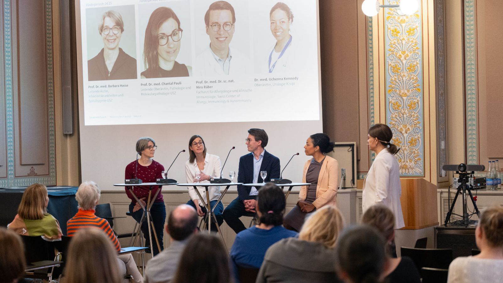 Drei ehemalige und eine aktuelle Teilnehmende von «Filling the Gap» berichteten über ihre Erfahrungen. V.l.n.r.: Barbara Hasse, Chantal Pauli, Miro Räber, Uchenna Kennedy und Moderatorin Sibyl Schädeli.